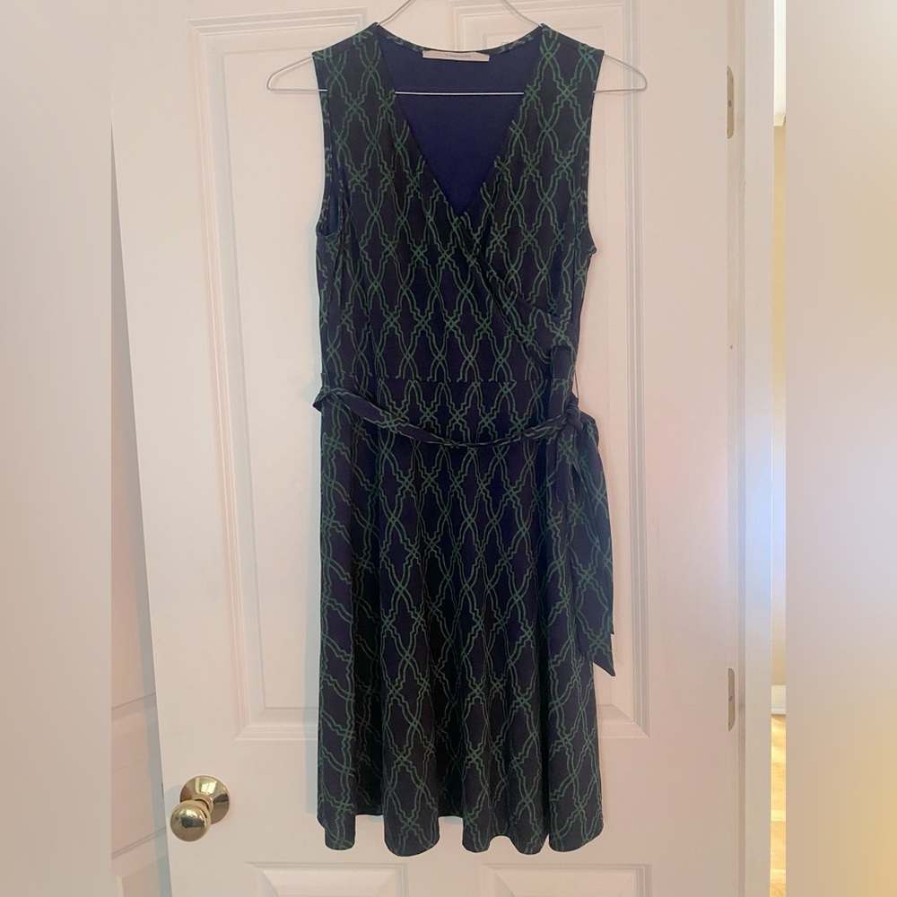 Like new 41 Hawthorne below the knee dress with tie. Size Large.